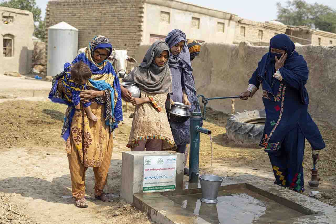 Un grupo de mujeres recoge agua de un surtidor manual en Rajanpur, Pakistán / Foto: UNICEF