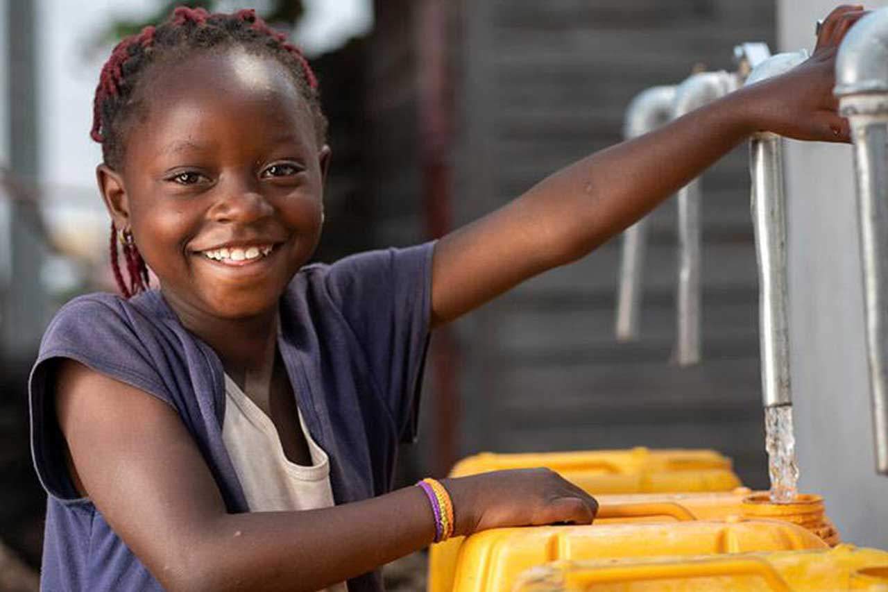 Marie, de 7 años, extrae agua de una fuente de agua construida con el apoyo de UNICEF en el distrito de Buhene en Goma, República Democrática del Congo. Día Internacional del Agua 2025 / Foto: UNICEF