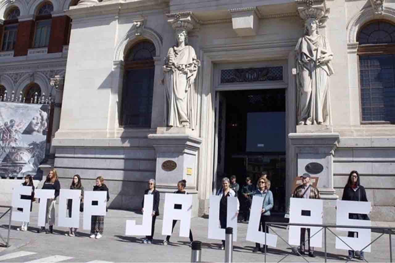 Activistas de Fundación Igualdad Animal frente al Ministerio de Agricultura / Foto: Antonio García - Igualdad Animal