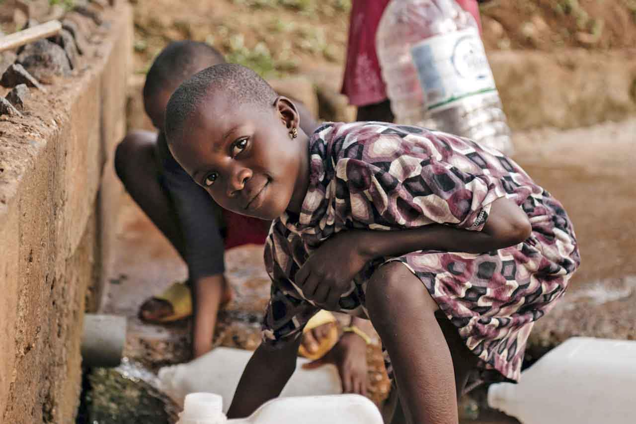 Niños de Camerún llenan sus bidones de agua limpia mediante una infraestructura instalada gracias a la colaboración de AUARA / Foto: EP