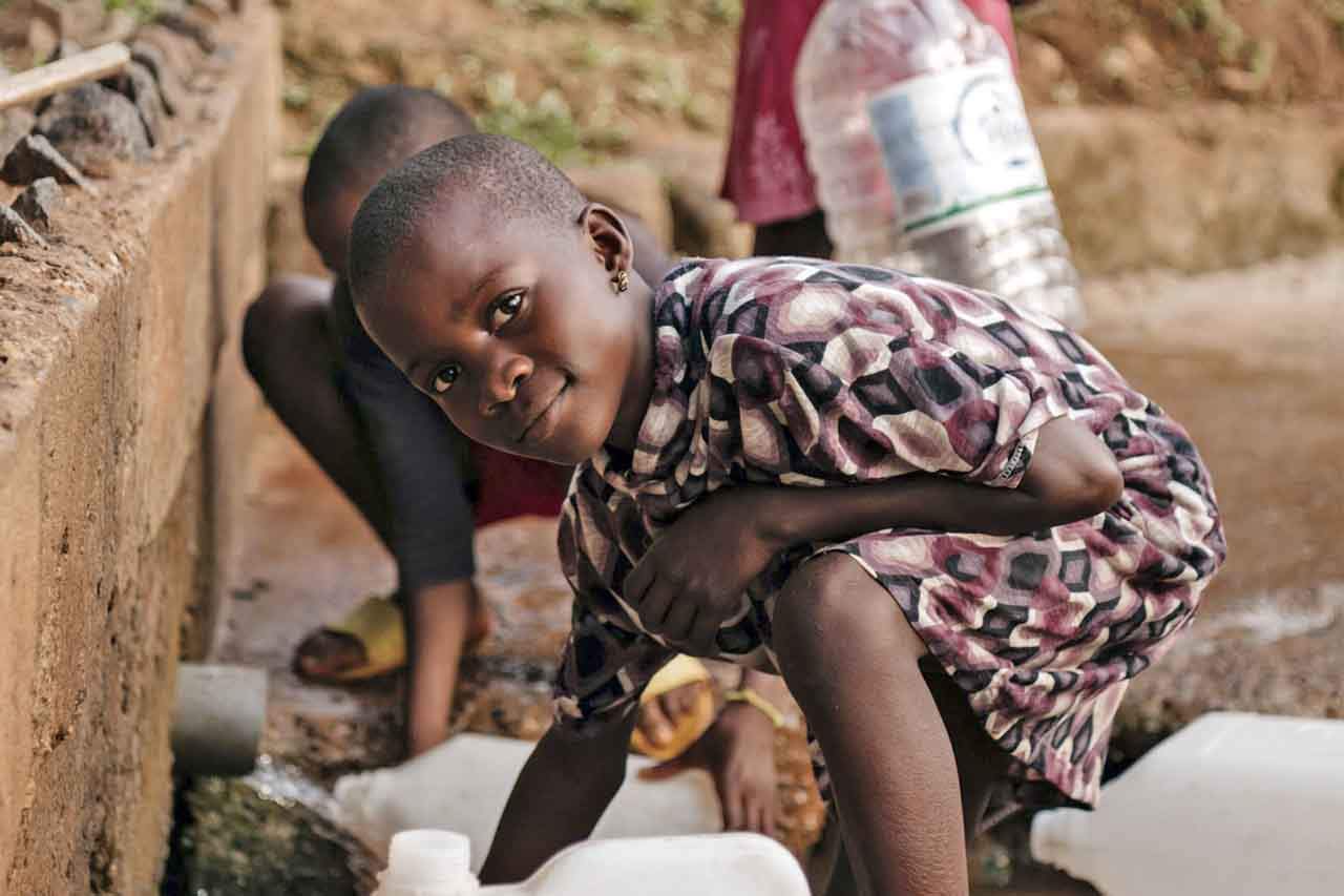 Niños de Camerún llenan sus bidones de agua limpia mediante una infraestructura instalada gracias a la colaboración de AUARA / Foto: EP