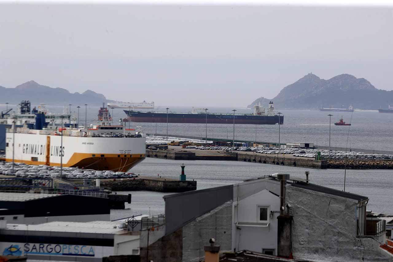 Acuerdo para reducir las emisiones contaminantes de los buques. El petrolero averiado 'Minerva Nounou' llega remolcado al Puerto de Vigo / Foto: Javier Vázquez - EP