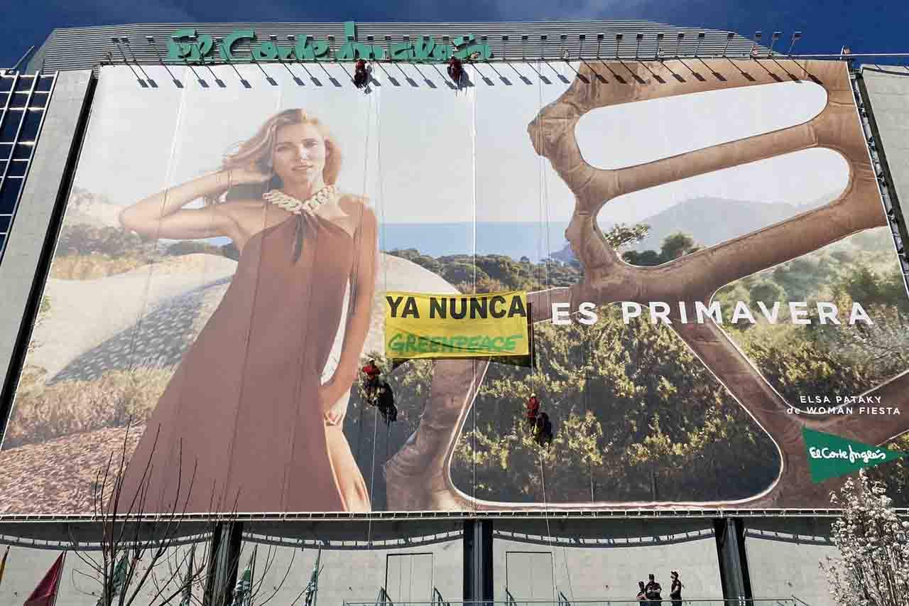 Greenpeace cuelga el mensaje en el El Corte Inglés "Ya NUNCA es primavera"  para exigir reducción de emisiones / Foto: Greenpeace