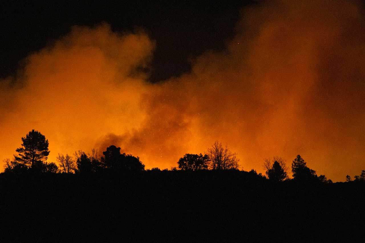 El fuego visto desde las cercanías de San Agustín en el incendio forestal originado en Villanueva de Viver, a 23 de marzo de 2023 / Foto: EP