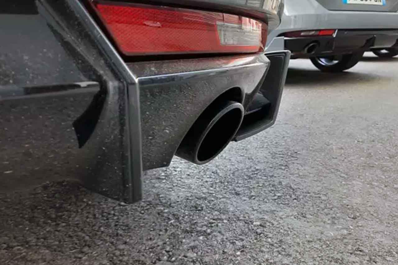 Tubo de escape de un vehículo a motor. Levantar veto  de Alemania a la prohibición de motores de combustión / Foto: Archivo - EP