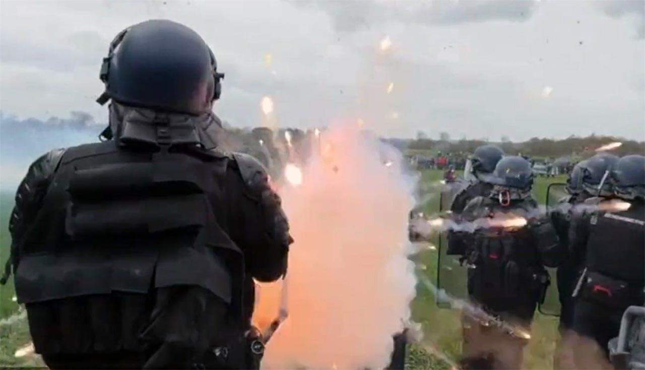 Antidisturbios en una manifiestan contra los embalses agrícolas en Sainte-Soline, Francia / Foto: EP