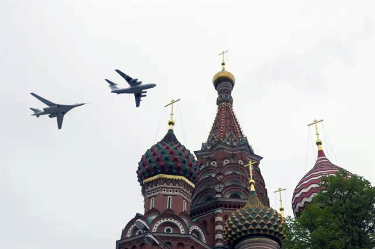Un avión de reabastecimiento Il 78 y un bombardero estratégico Tu 160 en un desfile militar en Moscú. Armas nucleares tácticas / Foto: EP