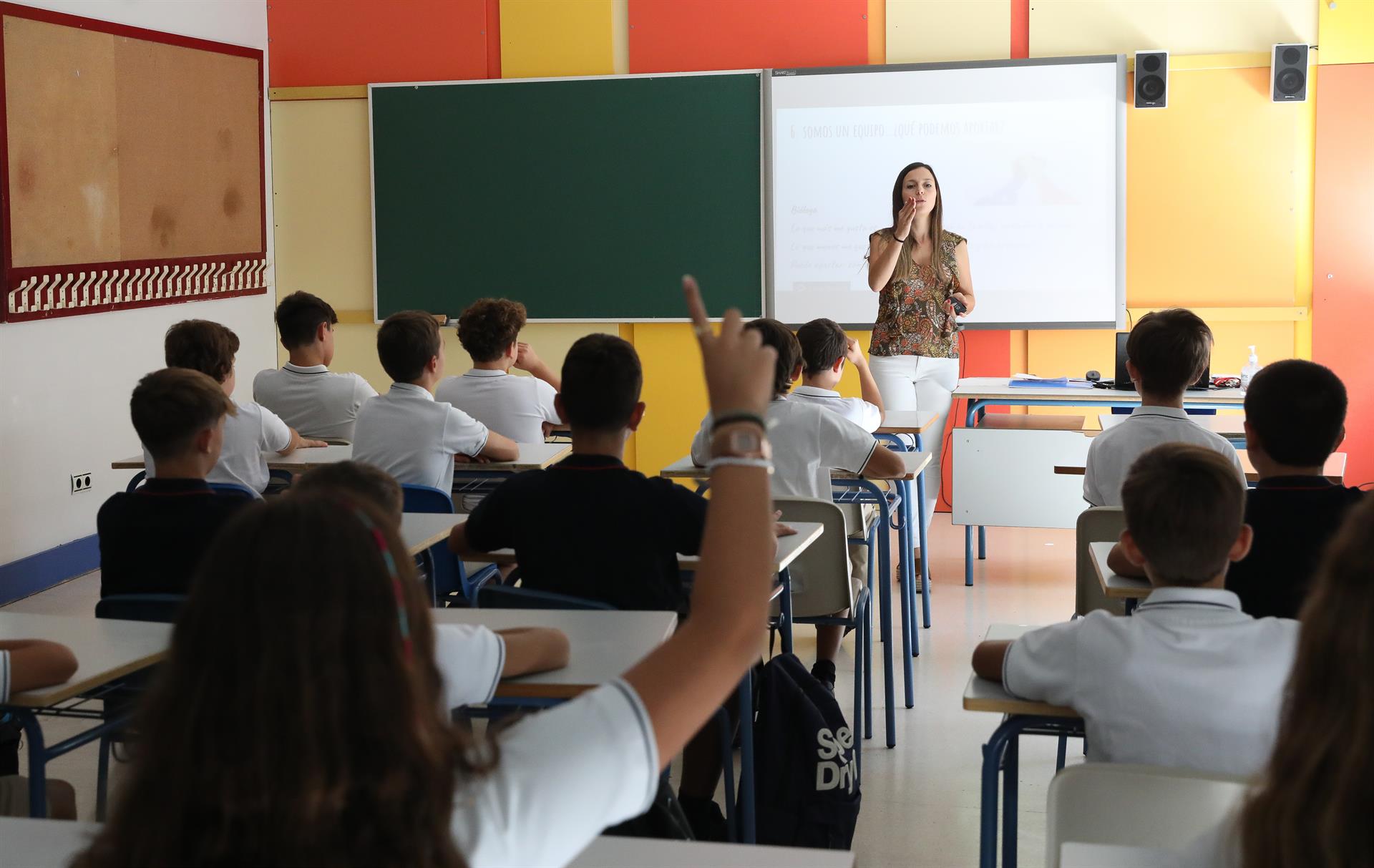 Una profesora da clase el día del inicio del curso en el colegio en Madrid (España). Niñas y niños preocupadas por el cambio climático / Foto: EP