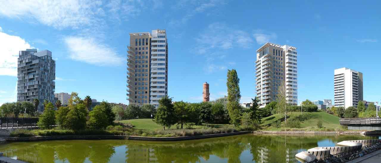 Parque urbano Diagonal Mar, Barcelona (Catalunya). Carbono almacenado en parques urbanos / Foto: Pixabay