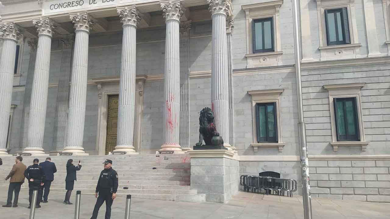 Fachada de la Puerta de los Leones del Congreso de los Diputados, manchada de pintura roja de remolacha por activistas científicos / Foto: EP