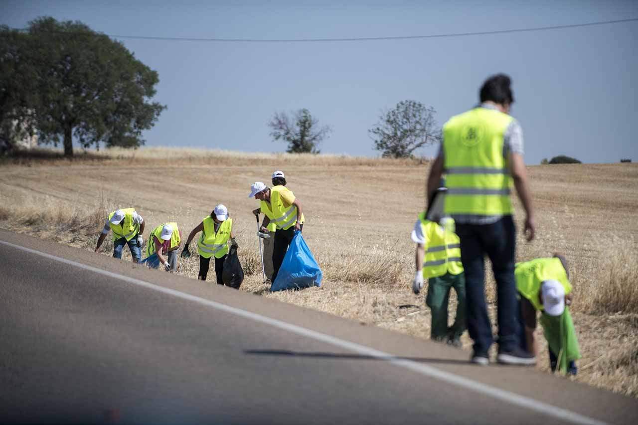 'Tirar basuraleza en la carretera nunca lleva a un buen lugar', campaña del Proyecto Libera y DGT para esta Semana Santa / Foto: Álvaro Minguito