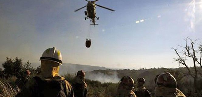 Tareas de extinción de un incendio forestal  / Foto: Rosa Veiga / EP