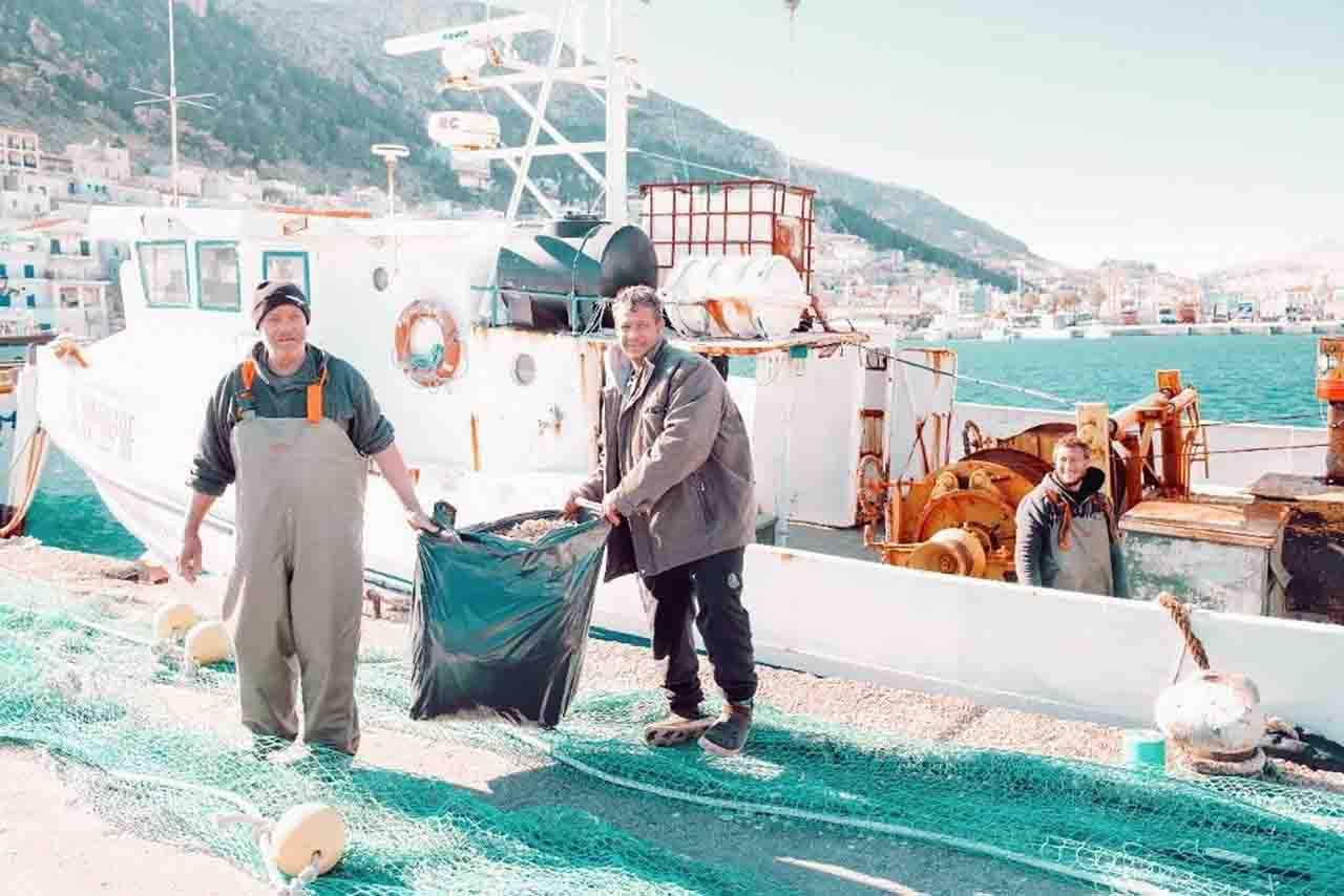 Profesionales de la pesca banja en tierra parte de las redes y residuos recogidos durante su jornada y para su posterior transformación en productos sostenibles / Foto: EP