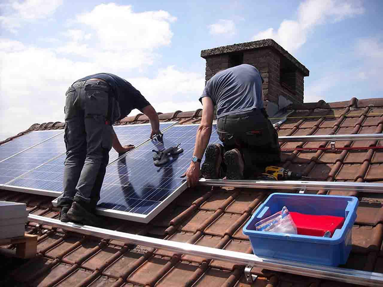 Ayudas al autoconsumo para familias con menos recursos. Instalación de paneles solares / Foto: EP