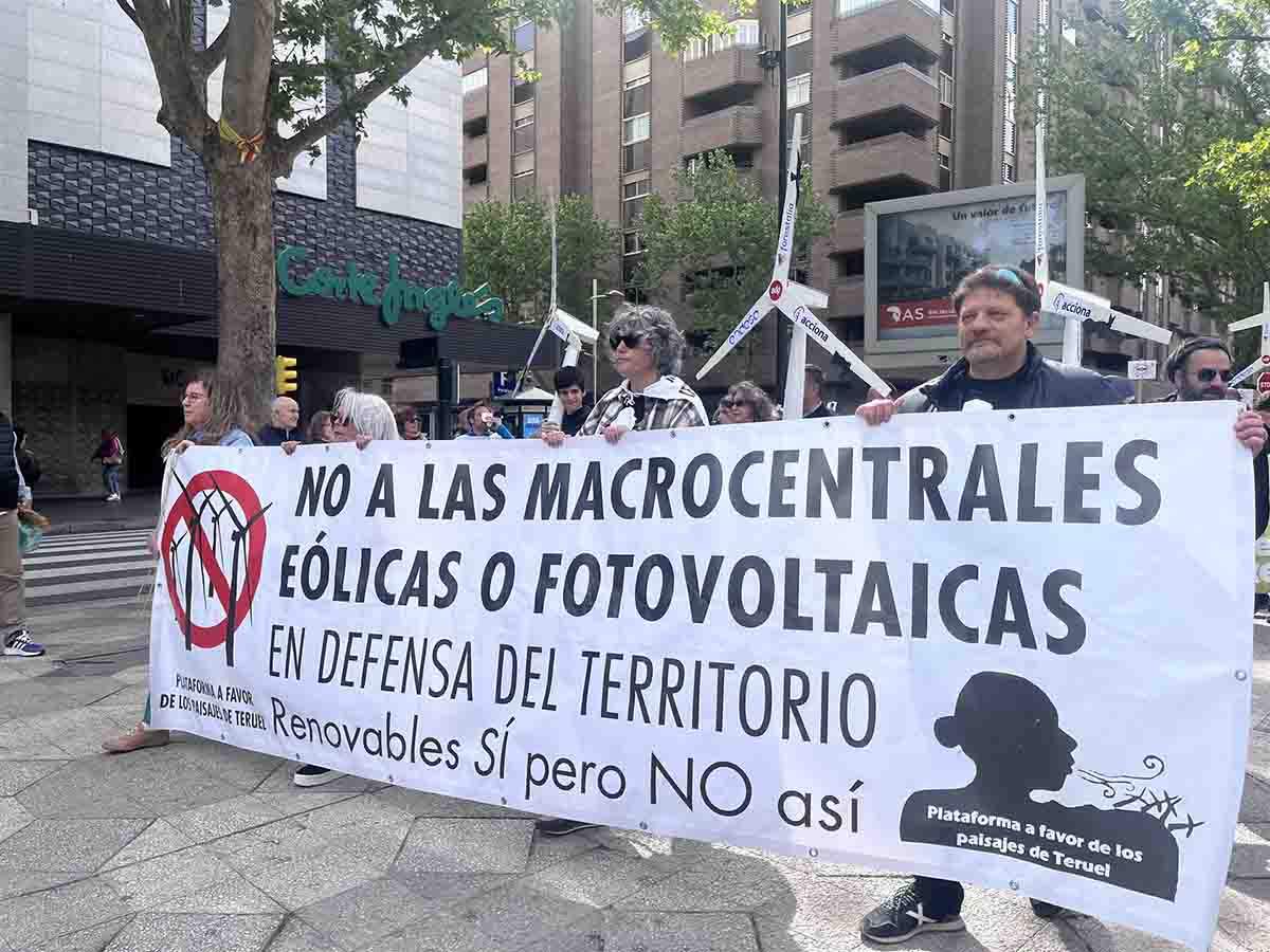Cabecera de la manifestación en Zaragoza. 'Renovables sin macroproyectos ni especulación' / Foto: EP