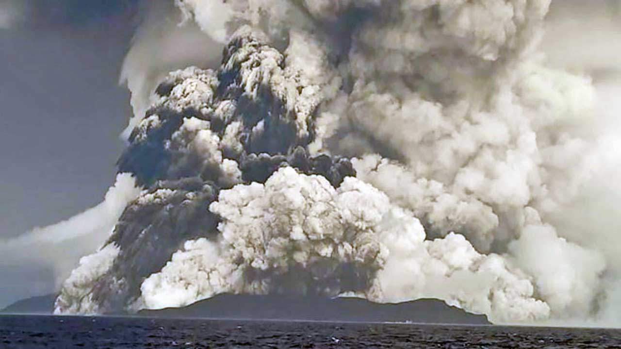 Imágen de la erupción del volcán de Tonga