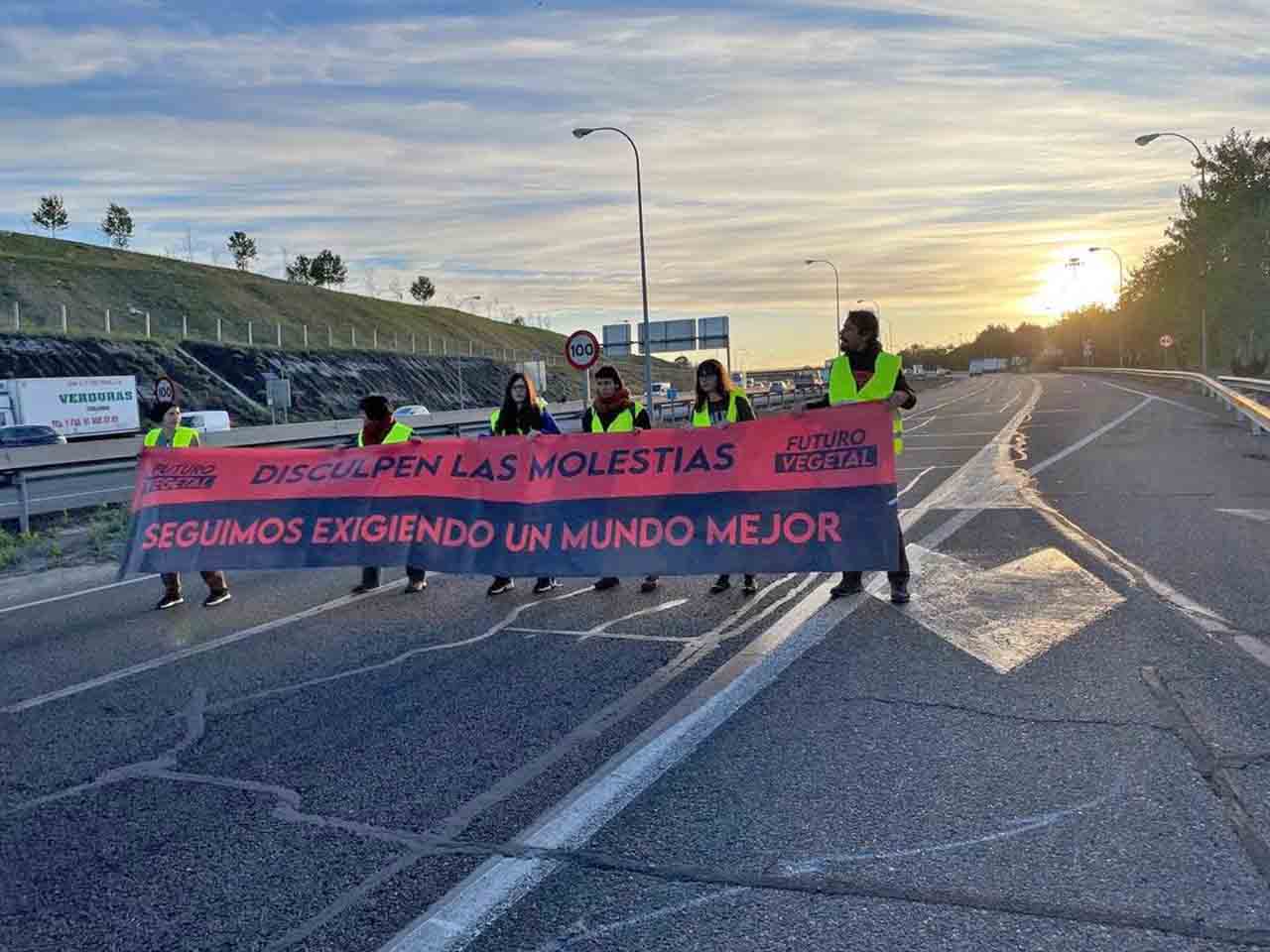 Militantes de Futuro Vegetal han cortado la vía de acceso a MercaMadrid / Foto: FV