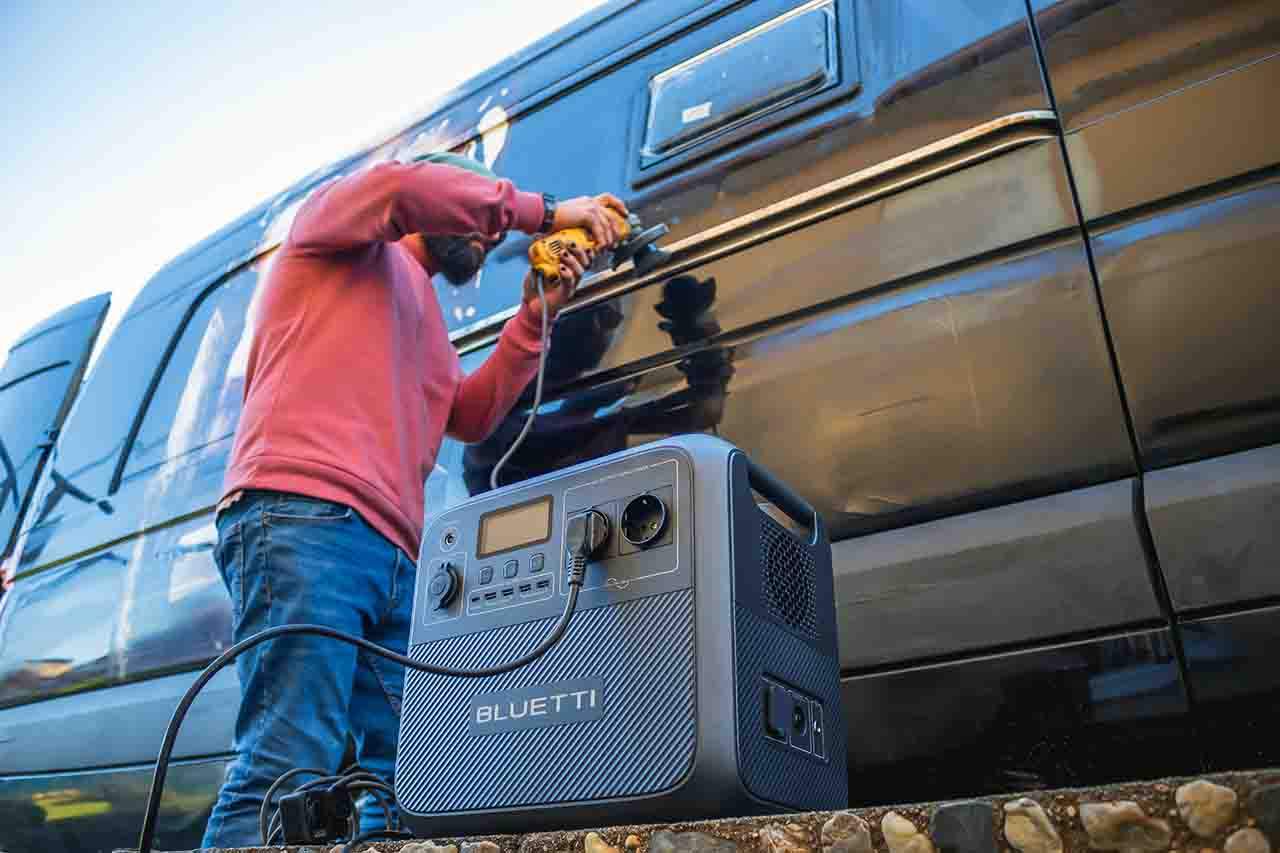 BLUETTI equipa AC180 con una potencia de salida constante de 1800 W y una capacidad de 1,152 Wh BLUETTI equipa AC180 con una potencia de salida constante de 1800 W y una capacidad de 1,152 Wh