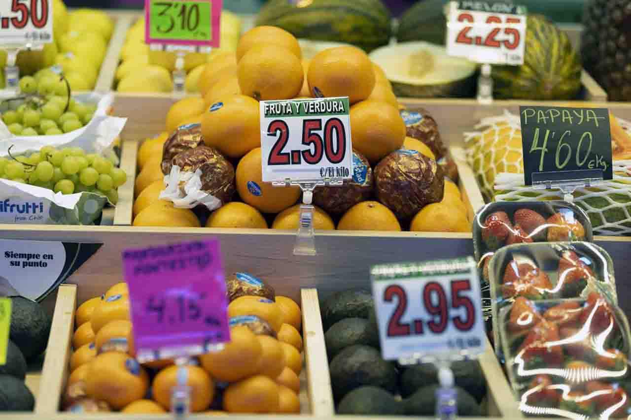 Diferentes frutas en un establecimiento comercial.¿Cómo pedir el Bono Cesta de la compra de 90 euros? / Foto: EP