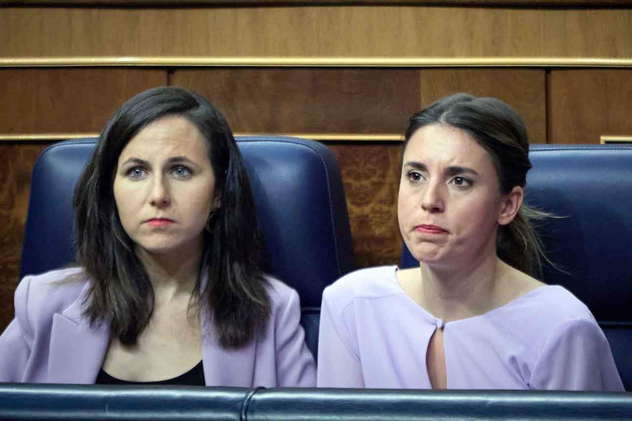 La secretaria general de Podemos y ministra de Derechos Sociales y Agenda 2030, Ione Belarra (i) y la ministra de Igualdad, Irene Montero (d), durante la sesión plenaria en el Congreso. Reforma de la Ley del 'solo sí es sí' impulsada por el PSOE / Foto: EP