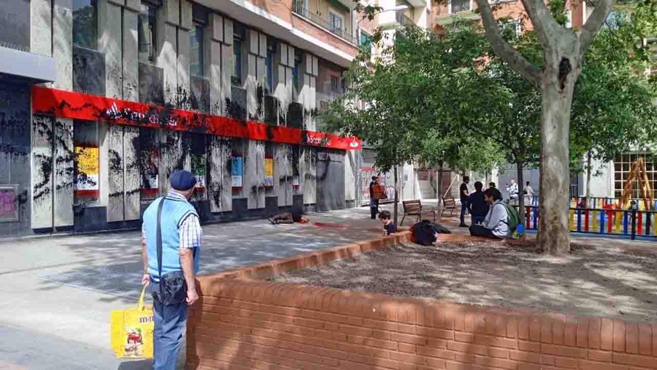 Activistas de Futuro Vegetal ha vuelto a lanzar pintura roja y negra biodegradable a una sucursal bancaria del Banco de Santander / Foto: FV