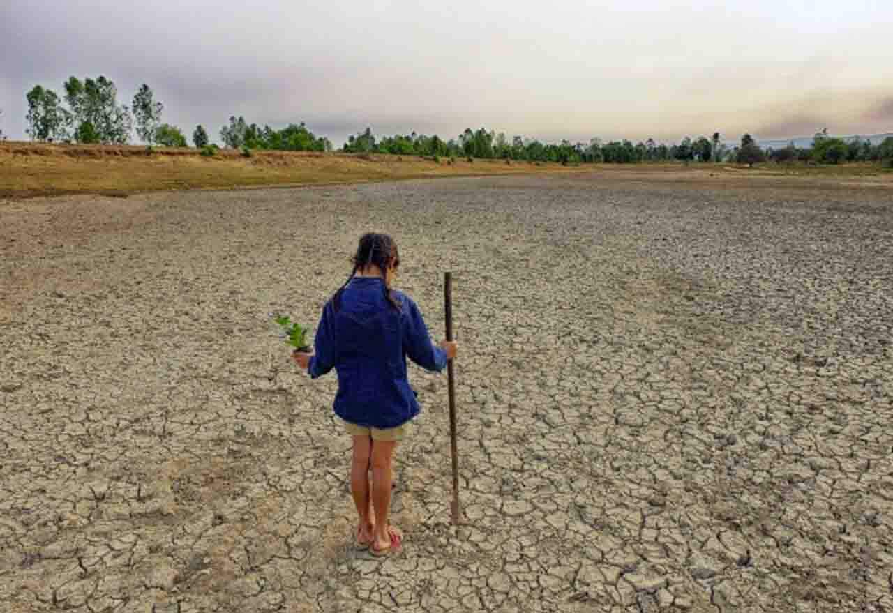 Una niña sobre un terreno árido y reseco. Muchas personas se siente psicológicamente cercanas al cambio climático / Foto: EP