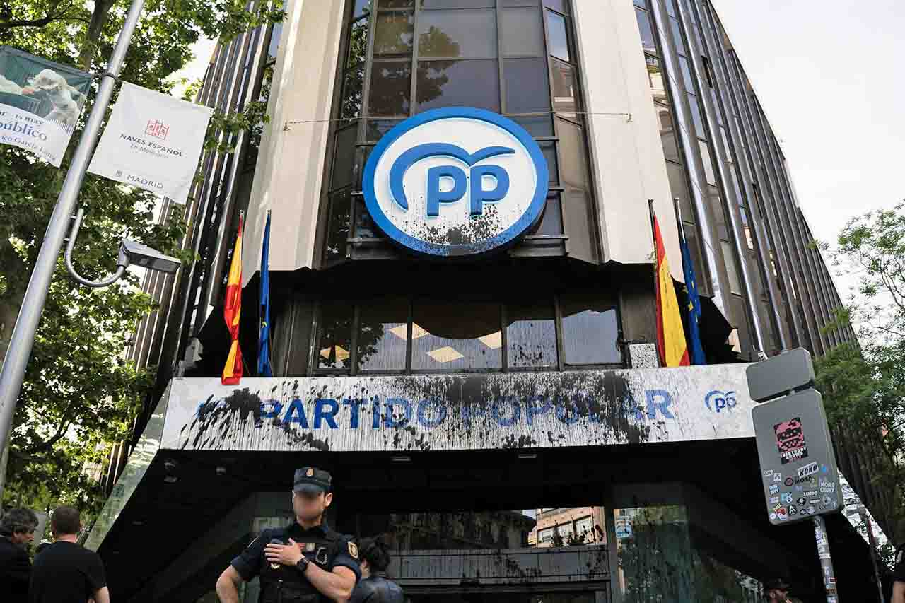 Sede del Partido Popular en la calle Génova teñida de negro por Futuro Vegetal en Madrid (España) / Foto: EP