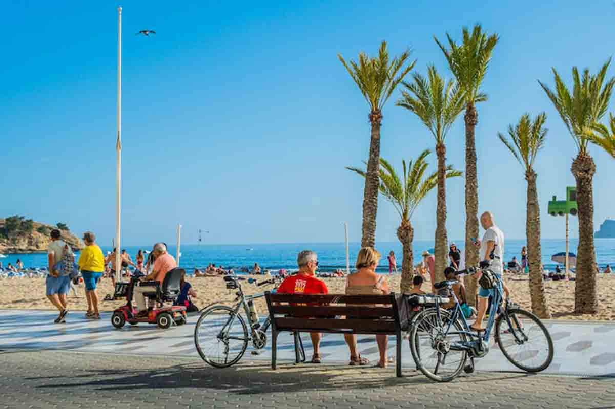 Ambiente veraniego en el paseo marítimo de la playa de Levante en Benidorm (España) el 1 de abril de 2023. “Verano” en invierno / Foto: The Conversation