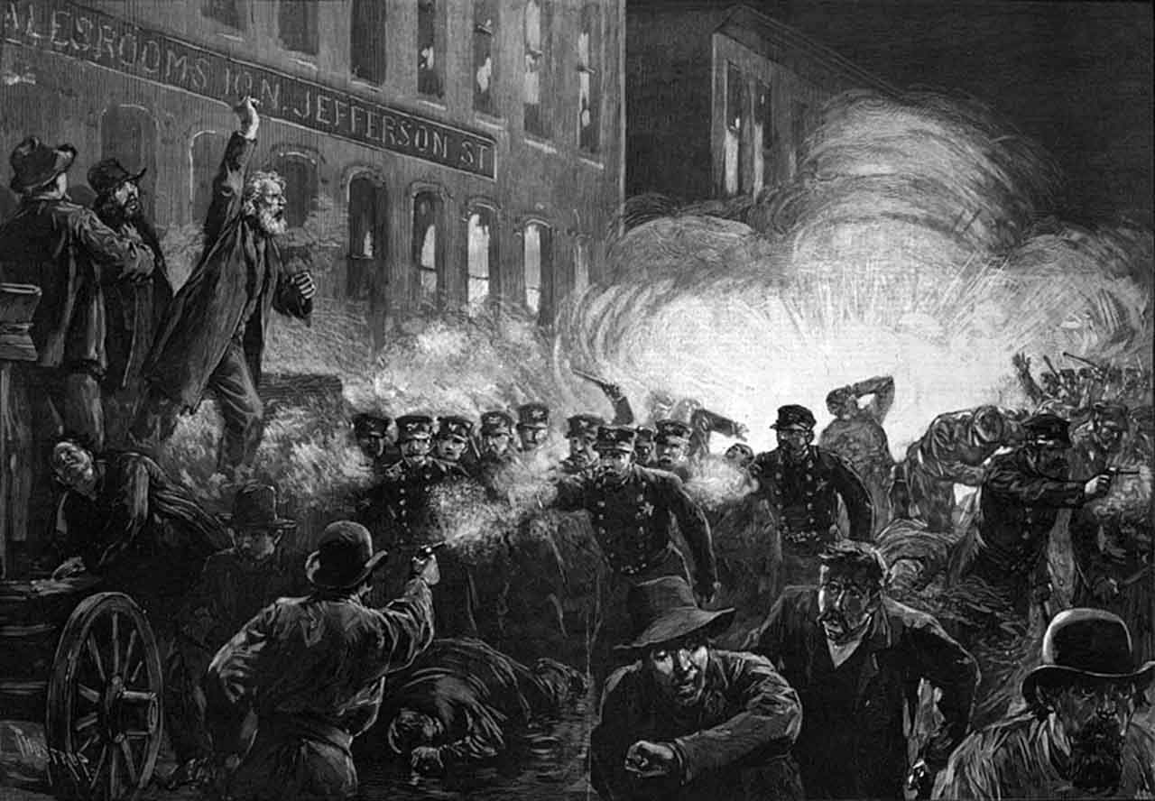 Grabado de la Revuelta de Haymarket, que muestra, de forma inexacta, a Fielden dirigiéndose al público al mismo tiempo que estalla el explosivo y empiezan los disturbios / Imagen: Wikimedia