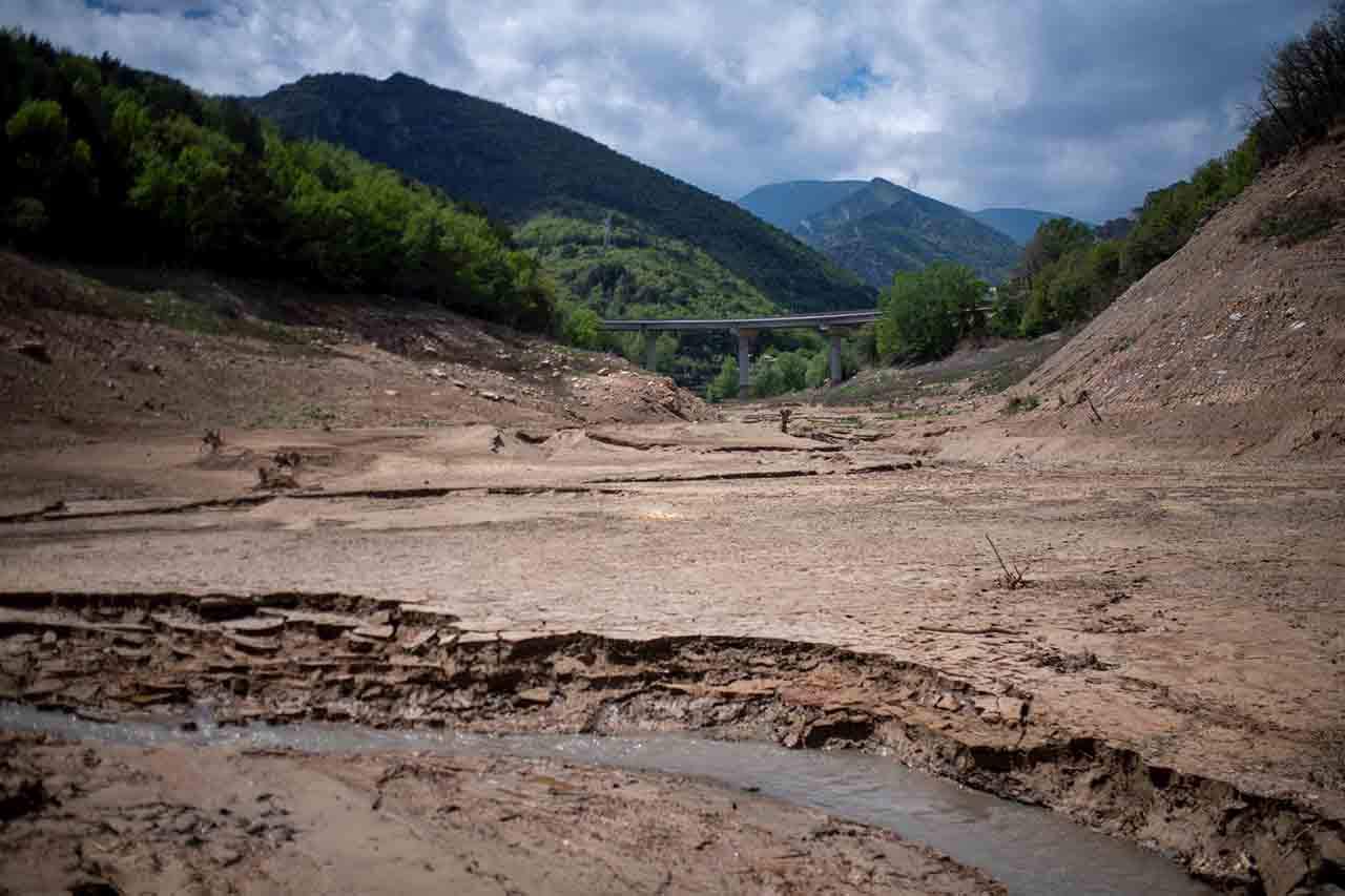 Sequía en el pantano de la Baells, a 26 de abril de 2023, en Barcelona / Foto: Lorena Sopêna - EP
