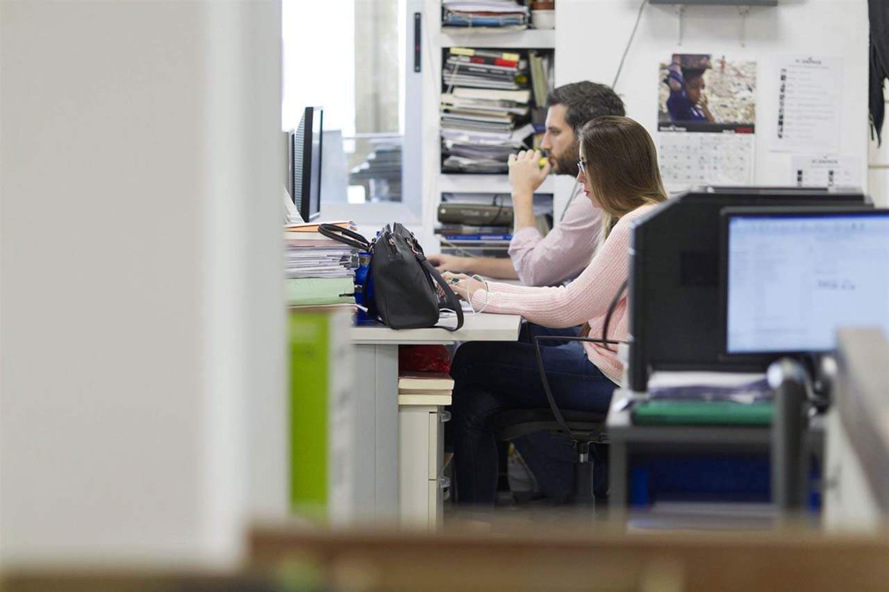 Una trabajadora y un trabajador en sus respectivos puestos de trabajo. Los salarios caen en 2022 / Foto: Archivo - EP