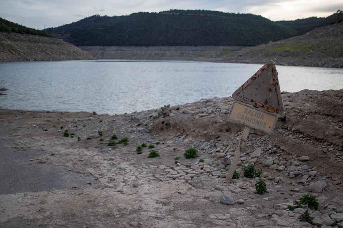 "Excepcionalidad" en 7 nuevas áreas de Cataluña por sequía. Una señal emerge por la falta de agua en el embalse de Rialb / Foto: - Lorena Sopêna - EP