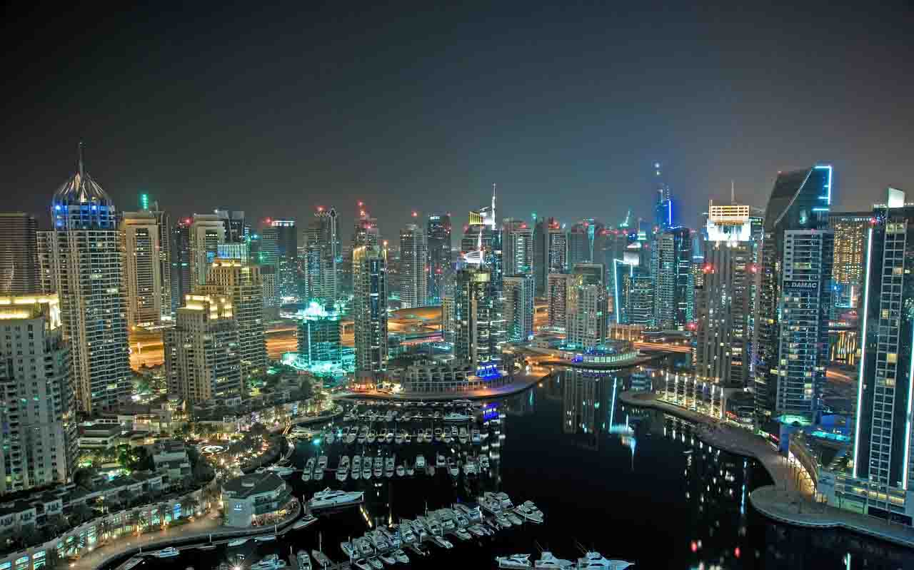 Imagen del acaudalado barrio residencial de Dubái Marina en Dubái, Emiratos Árabes Unidos. Consumo personal excesivo / Foto: Pixabay