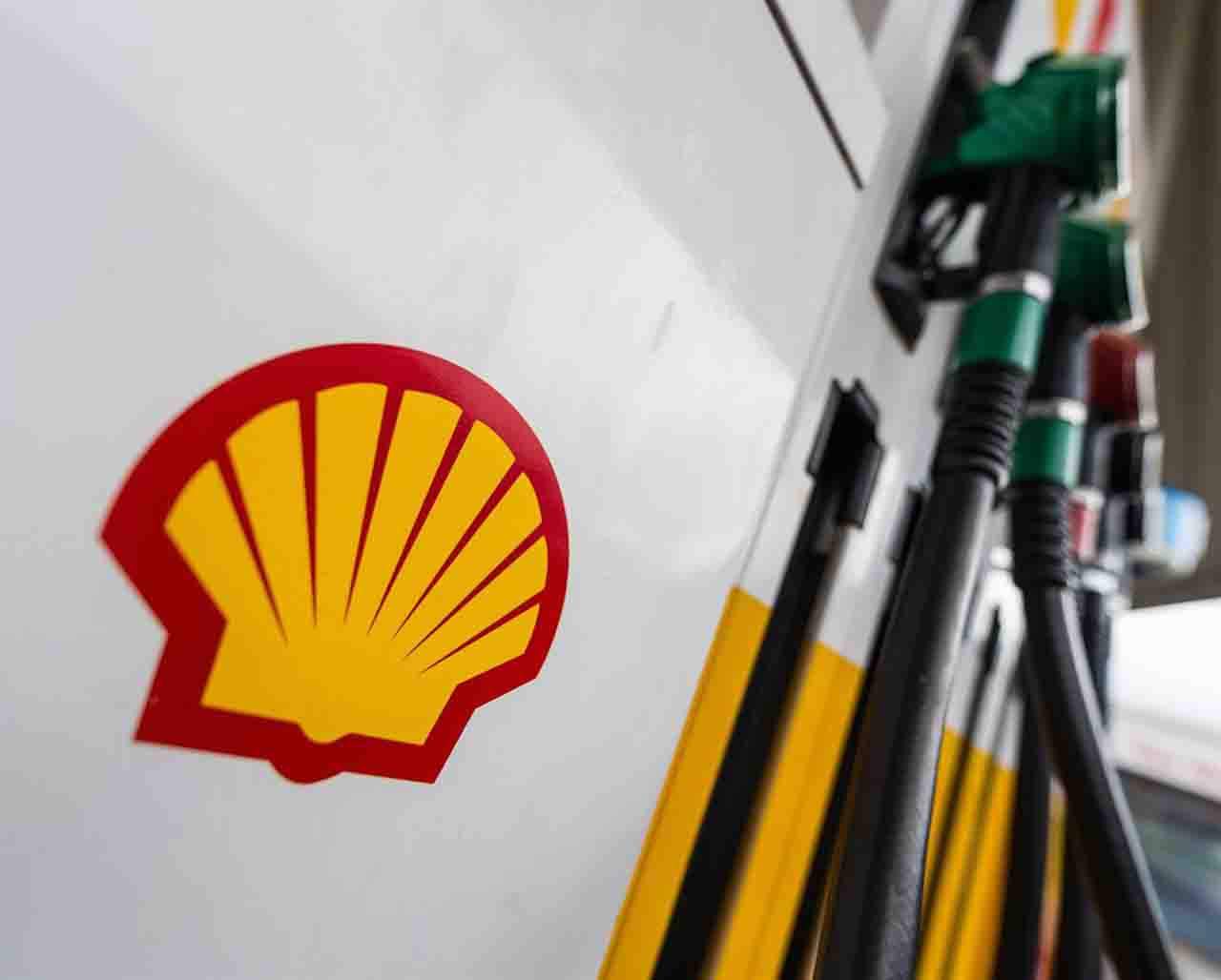 El logo de la compañía de petróleo y gas Royal Dutch Shell en un surtidor de una gasolinera / Foto: EP
