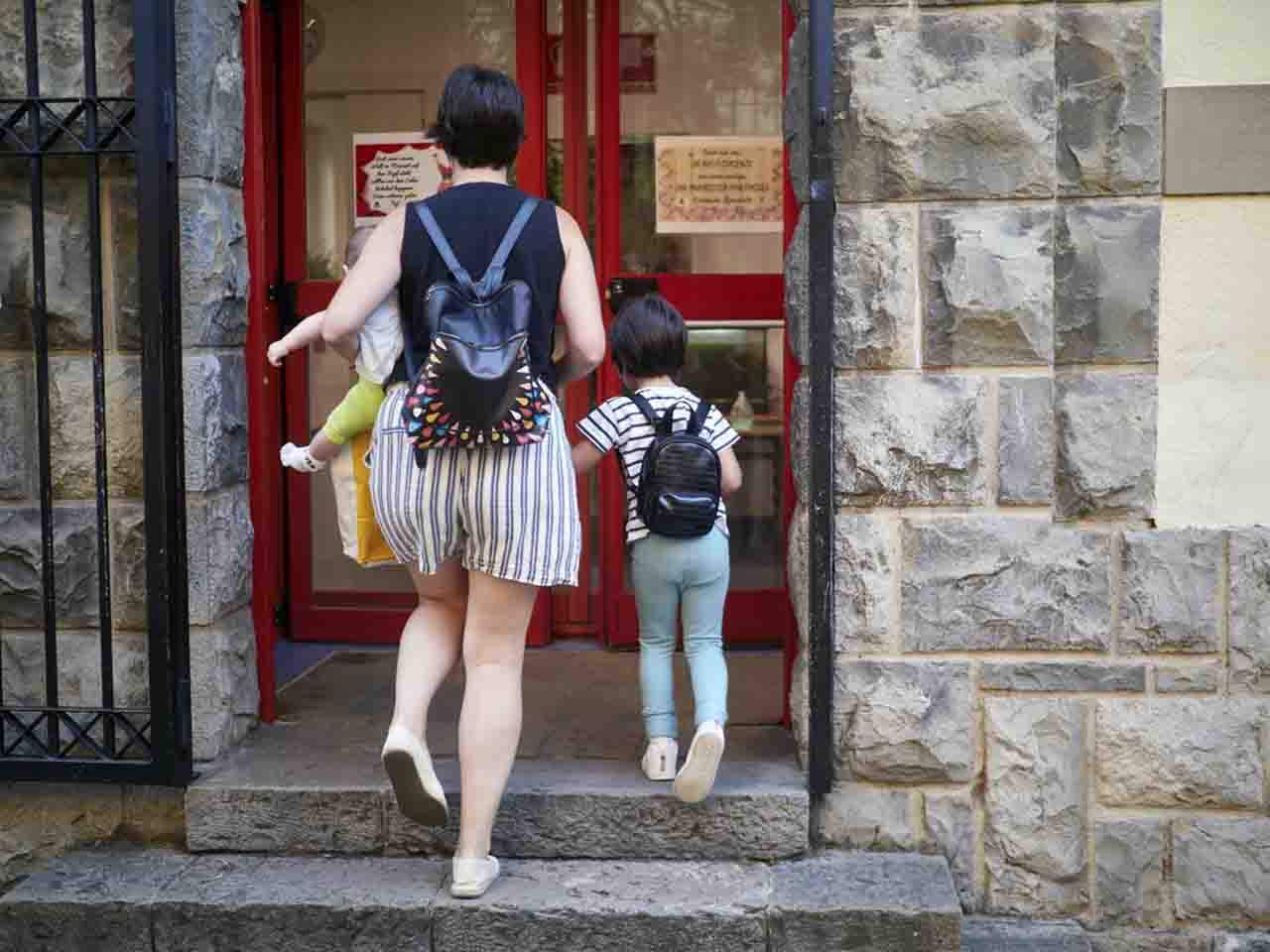 Una madre lleva a sus hijos al colegio / Foto: Archivo - EP