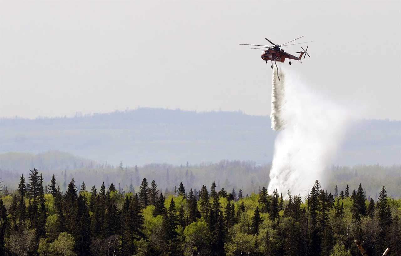 Un helicóptero apagando un incendio en Alberta, Canadá / Foto: EP