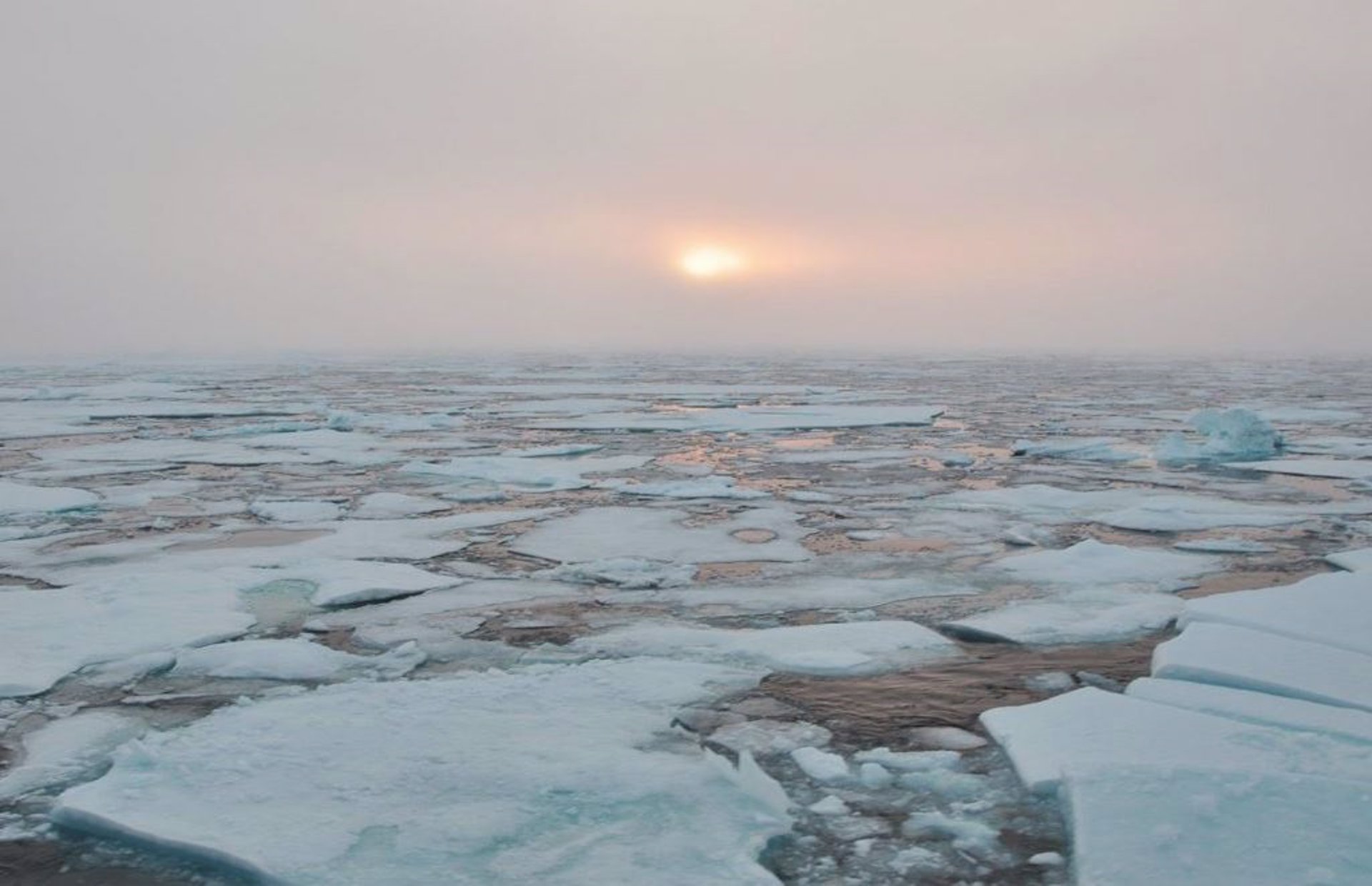 Amanecer en el horizonte de hielo en el Océano Ártico occidental / Foto: EP