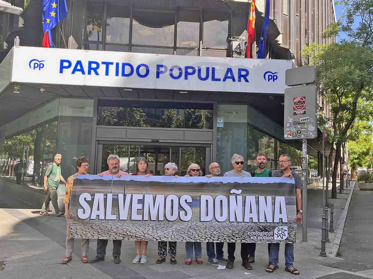 Miembros de Ecologistas en Acción durante la manifestación espontánea en la sede del Partido Popular en Madrid. Doñana / Foto: EA