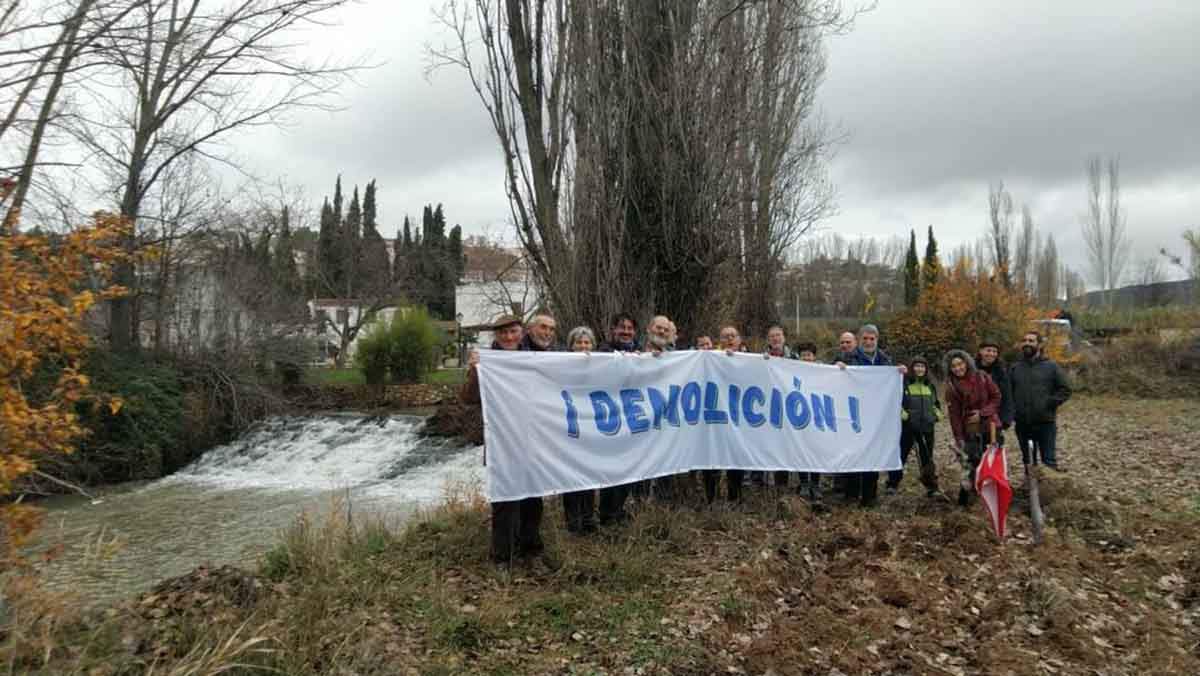 Azud en el río Tajuña. "Bulos"no son presas, son pequeños azudes e infraestructuras ABANDONADOS y sin ningún aprovechamiento/ Foto: Ecologistas en Acción