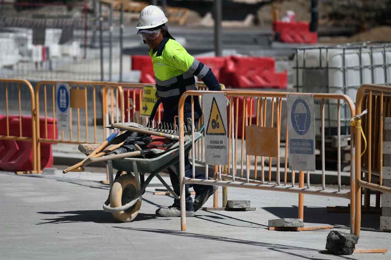 Un obrero trabajando en una obra en un día de intenso calor. Alertas meteorológicas adversas / Foto: EP