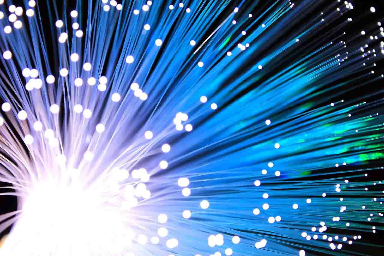 Fibra óptica por donde viaja la luz. Día Internacional de la Luz 2024 / Imagen: Pixabay