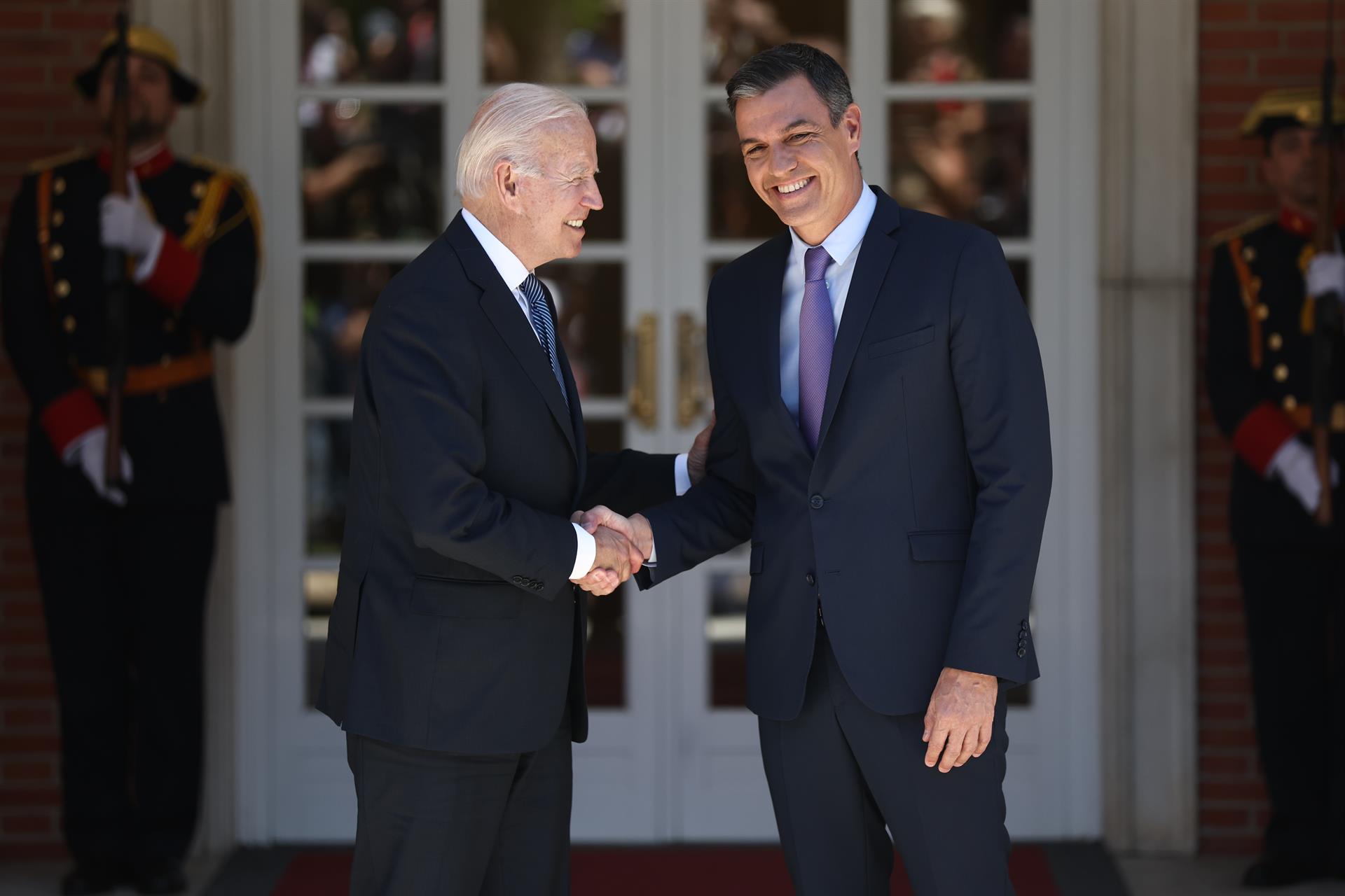 El presidente de los Estados Unidos, Joe Biden (i), es recibido por el presidente del Gobierno, Pedro Sánchez (d), a su llegada a una reunión en el Palacio de La Moncloa, a 28 de junio de 2022 / Foto: EP