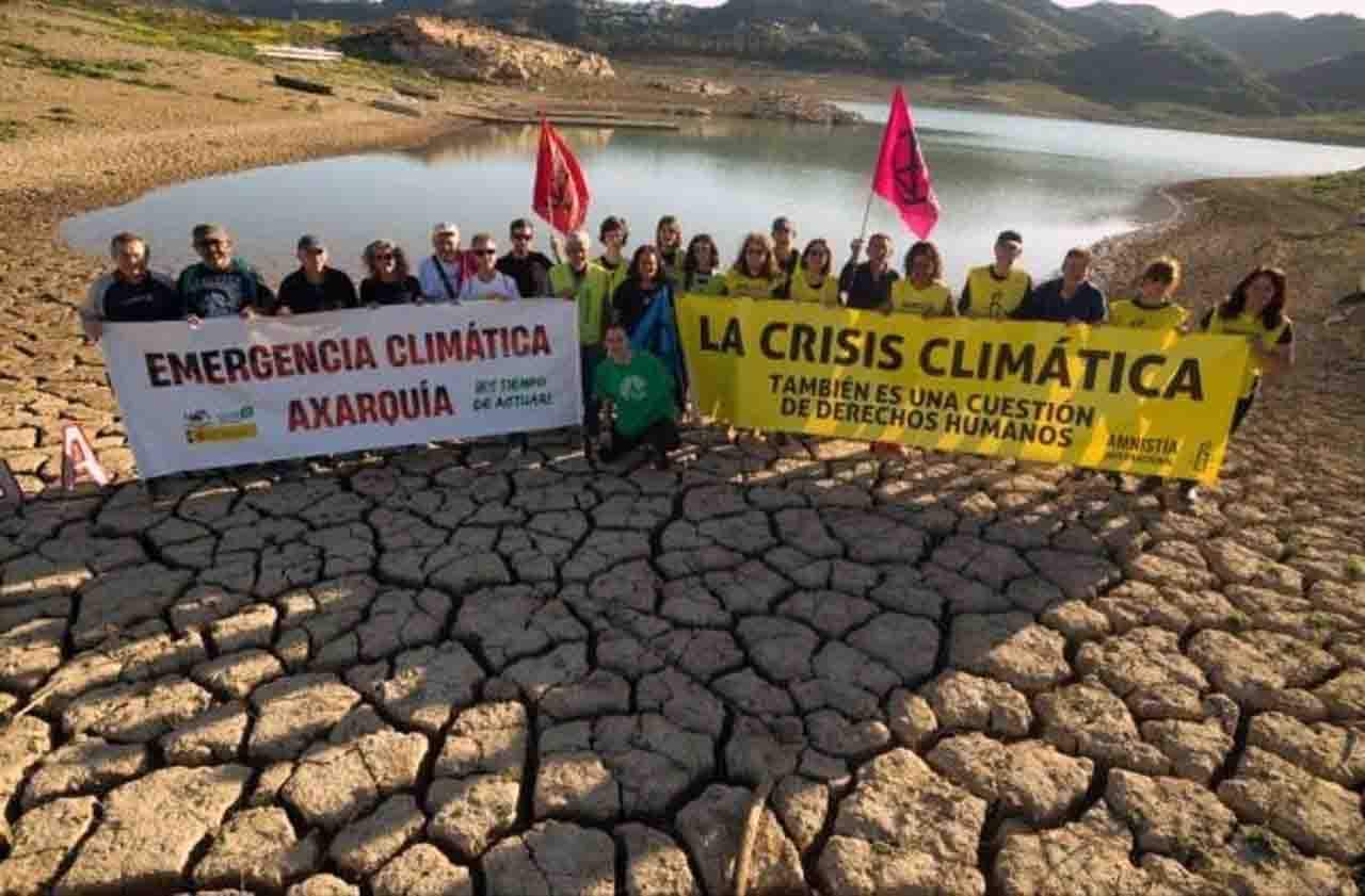 Greenpeace participa en una protesta en el pantano malagueño de la Viñuela para denunciar la sequía / Foto: EP