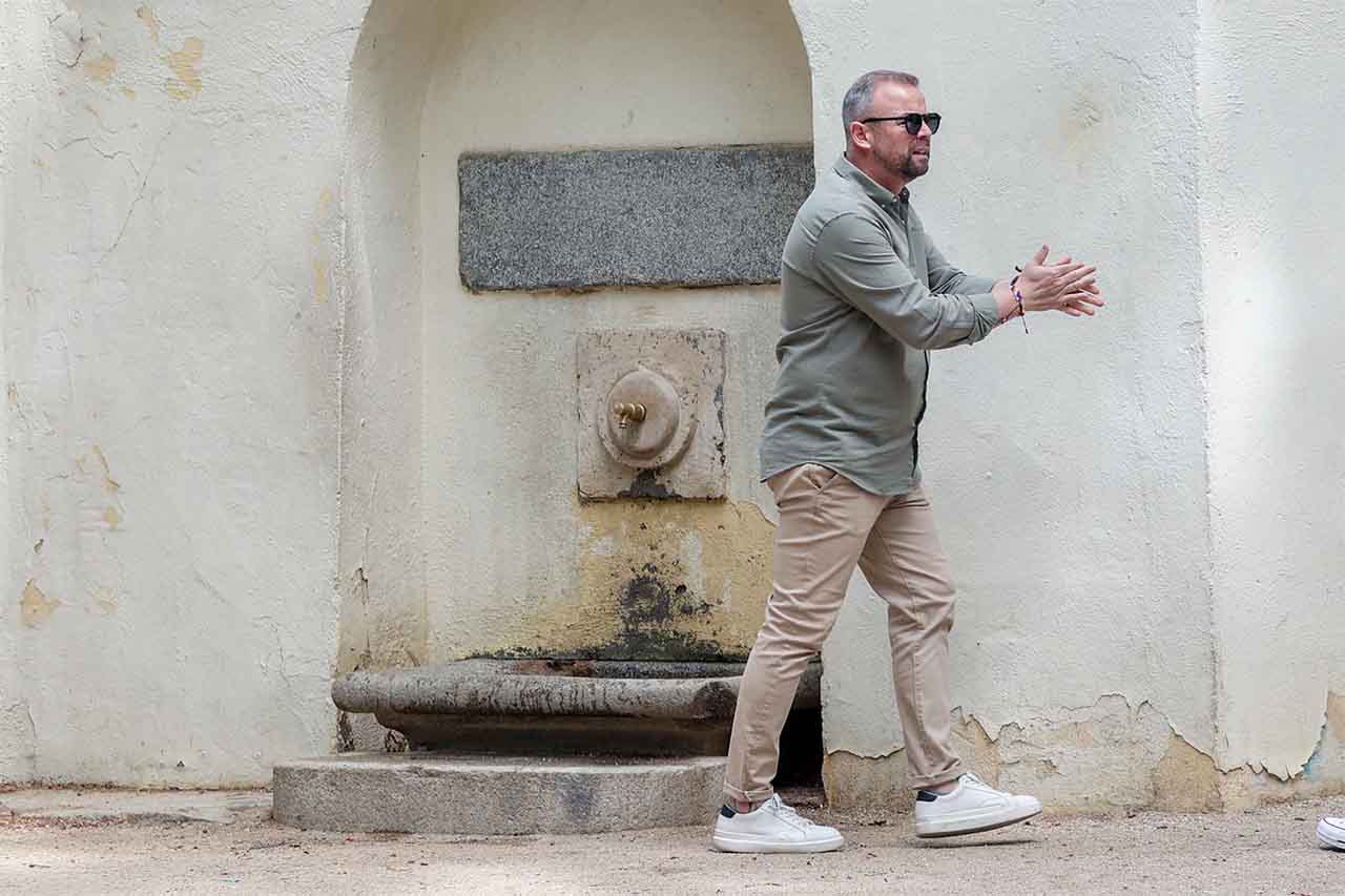 Un hombre se refresca en una fuente en el Parque de El Retiro, a 30 de abril de 2023, en Madrid (España). Exceso de Temperaturas / Foto: EP