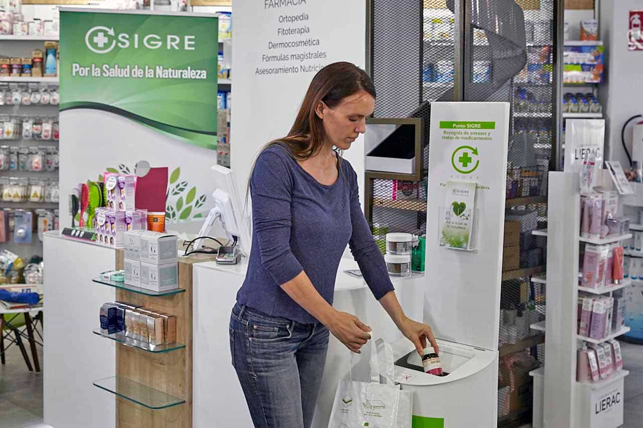 Una mujer recicla restos de medicamentos en un punto SIGRE / Foto: EP