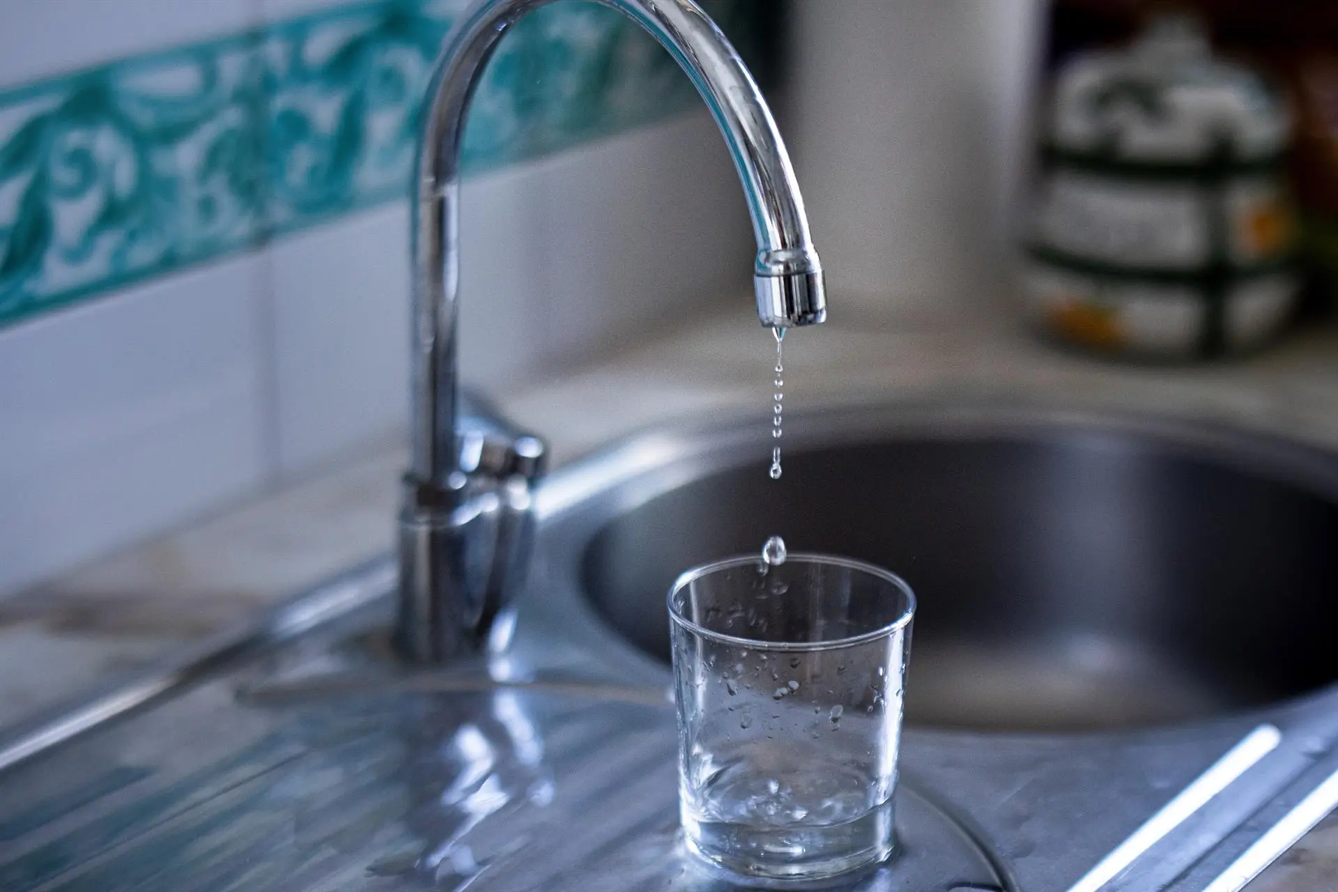 Un grifo de agua de uso doméstico goteando. A 25 de agosto de 2022, en Sevilla (Andalucía, España) / Foto: EP