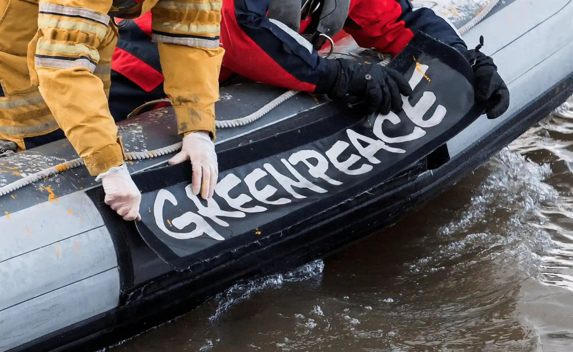 Lancha motora con un cartel del logo de Greenpeace / Foto: EP