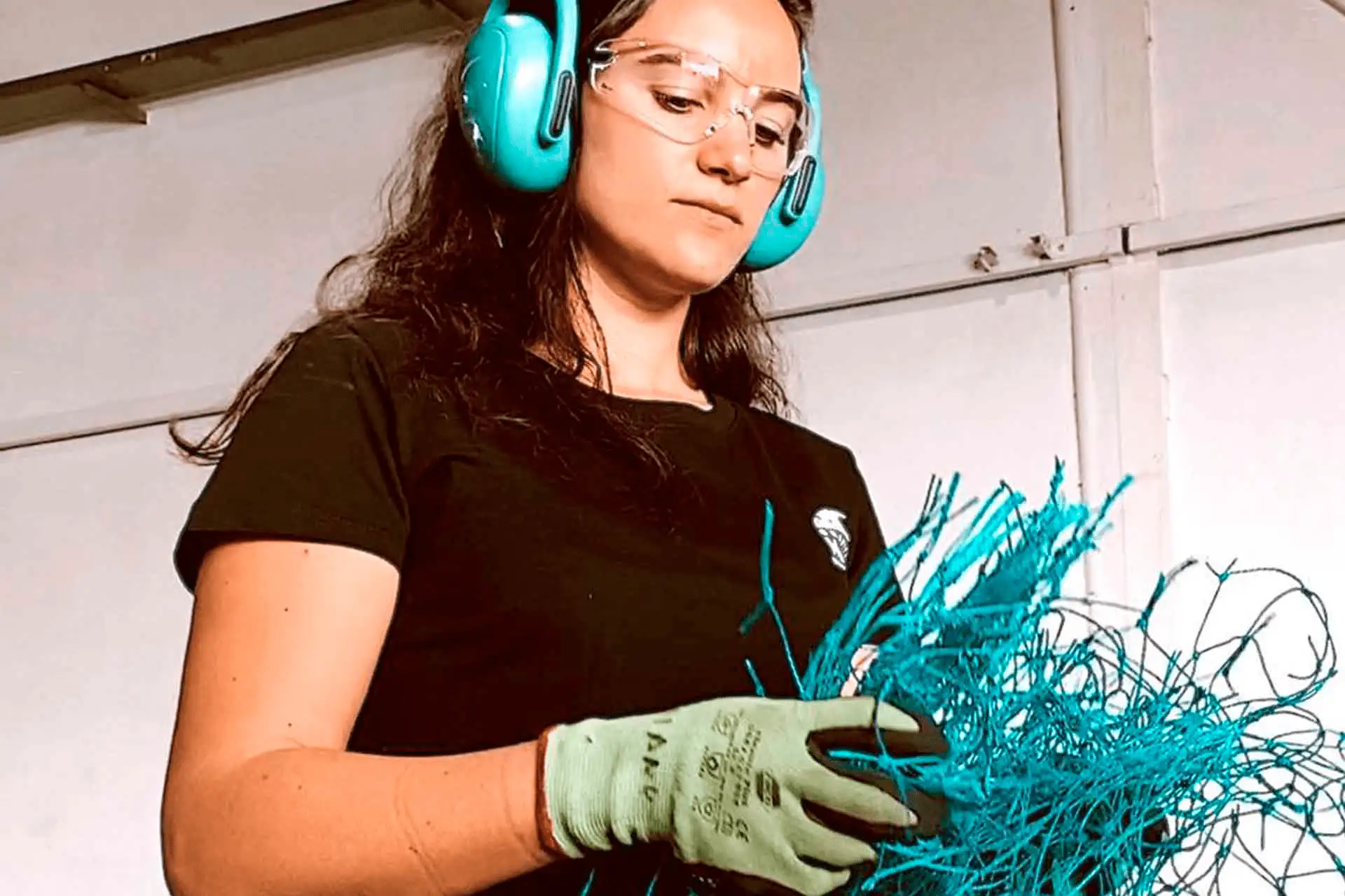 Amaia Rodríguez manipula redes de pesca recogidas del mar para su reciclaje / Foto: GW