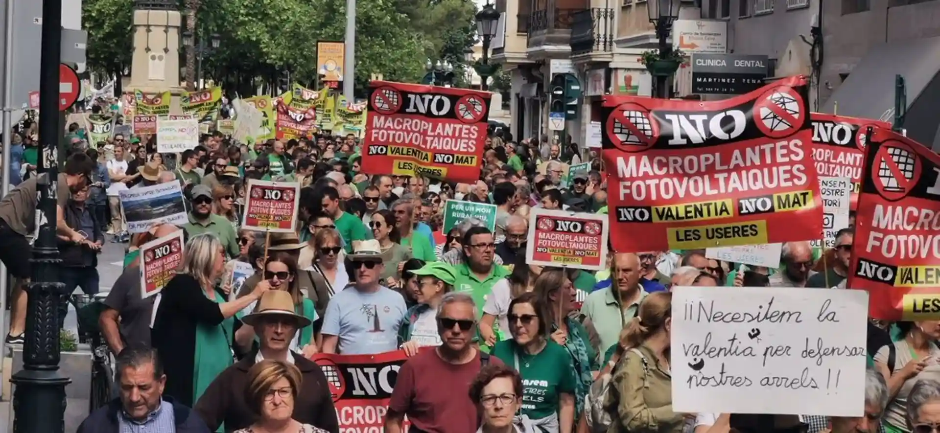 Marcha en Castellón de más de 3.000 personas y 60 tractores contra los grandes proyectos fotovoltaicos especulativos / Foto: La Unió Llauradora i Ramadera