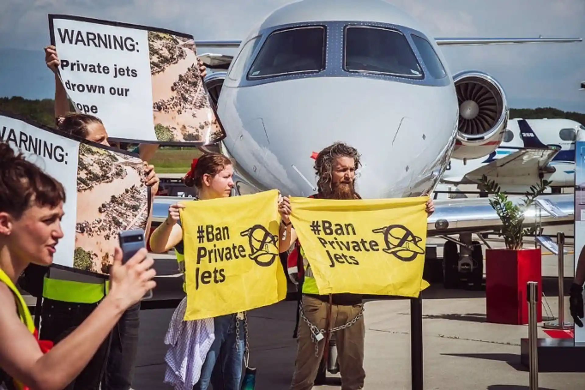 Activistas bloquean el acceso a la mayor feria de la aviación privada en Europa / Foto: Greenpeace